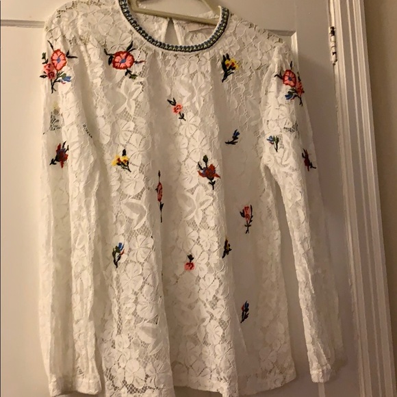 LOFT Tops - DONATED TO CHARITY.        LOFT dazzling and dainty lace floral blouse